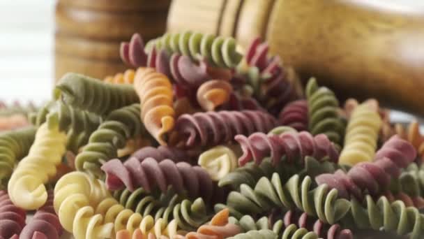 Сушеними Макаронів Кольорові Fusilli — стокове відео