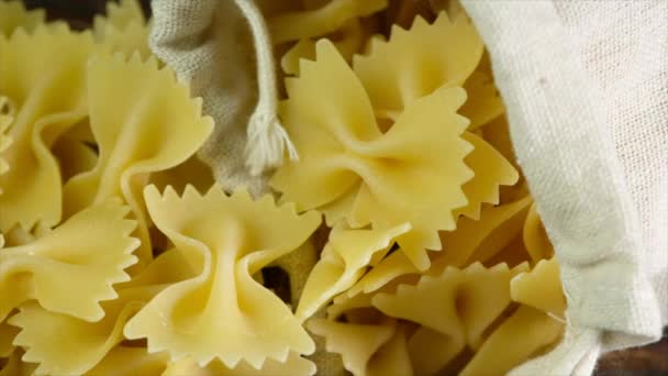 Pasta Farfalle Seca Bolsa Tazón — Vídeo de stock