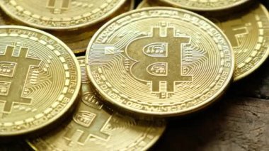 Ahşap arka plan üzerinde cryptocurrency bitcoins.