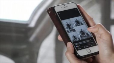 Kuala Lumpur, Malezya. Logged Facebook smartphone kullanan kadın. Mark Zuckerberg tarafından 2004 yılında kurulan, Facebook tüm dünyada 1.3 milyar etkin kullanıcı ile önde gelen sosyal ağ sitesi olan.