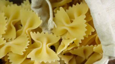 Çanta ve kase kuru farfalle makarna