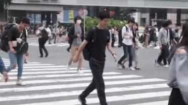 Tokyo, Japonya - 23 Haziran 2018. Shibuya içinde karşıya insanlar 