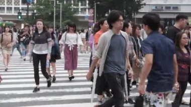 Tokyo, Japonya - 23 Haziran 2018. Shibuya içinde karşıya insanlar 