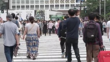 Tokyo, Japonya - 23 Haziran 2018. Shibuya içinde karşıya insanlar 
