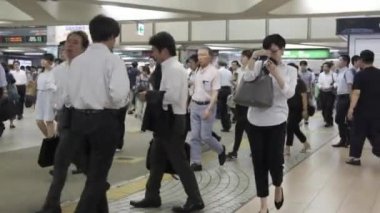 Tokyo, Japonya - 30 Haziran 2018. Commuters Japonya demiryolu Shinjuku İstasyonu.