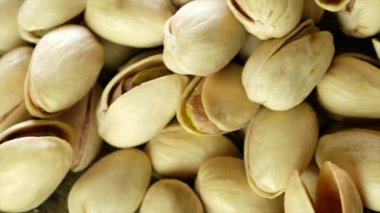 Lezzetli fıstık fındık izole ahşap arka plan üzerinde.