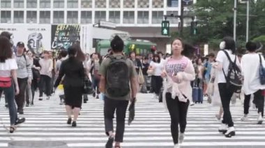 Tokyo, Japonya - 23 Haziran 2018. Shibuya içinde karşıya insanlar 