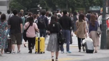 Tokyo, Japonya - 23 Haziran 2018. Shibuya içinde karşıya insanlar 