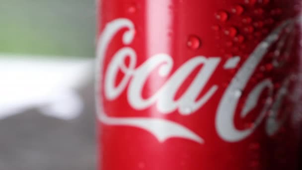 Coca Cola Μπορεί Ποτά Στη Ξύλινη Σανίδα — Αρχείο Βίντεο