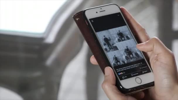 Kuala Lumpur Malaysie Femme Utilisant Smartphone Connecté Facebook Fondé Par — Video