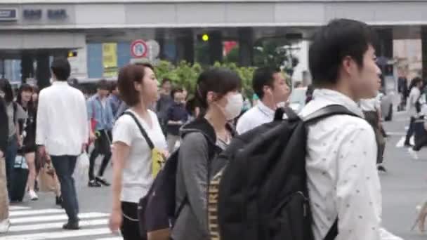 日本东京 2018年6月23日 在涩谷过马路的人们 — 图库视频影像