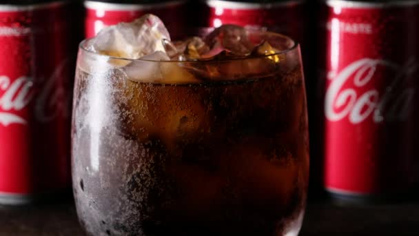 Coca Cola Μπορεί Ποτά Ξύλινη Σανίδα Για Θέσπιση Κλιπ Ζαριά — Αρχείο Βίντεο