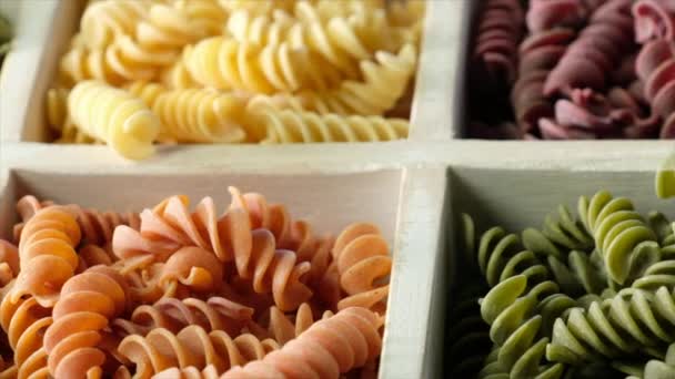 Сушеними Макаронів Кольорові Fusilli — стокове відео