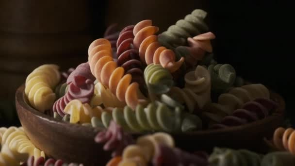 Αποξηραμένα Fusilli Χρωματιστά Ζυμαρικά Ξύλινη Σανίδα — Αρχείο Βίντεο