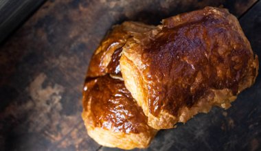 ahşap arka plan üzerinde taze puf hamur işleri