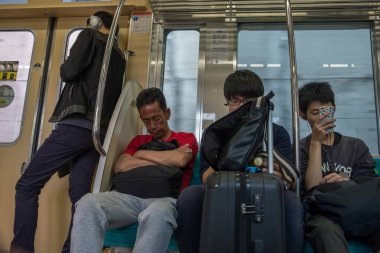 Tokyo, Japonya - 30 Nisan 2018. Japonya Demiryolu trenindeki yolcular