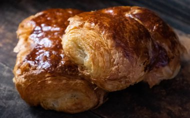 ahşap arka plan üzerinde taze puf hamur işleri