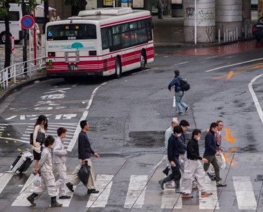 Tokyo, Japonya - 23 Haziran 2018. Shibuya içinde karşıya insanlar 
