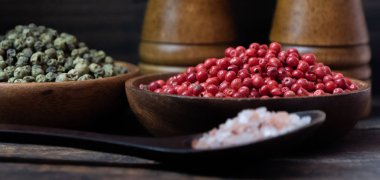 Ahşap kase, kırmızı biber yakın çekim