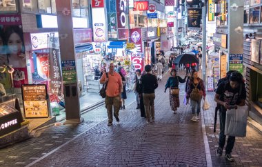 Tokyo, Japonya - 23 Haziran 2018. İnsanlar üzerinde sokak ofshibuya 
