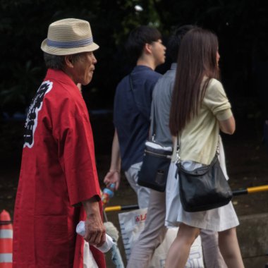 Tokyo, Japonya - 14 Temmuz 2018. Yasukuni tapınak Mitama (veya ruh) sırasında Yaz Festivali yukata elbiseli yaşlı Japon adam.