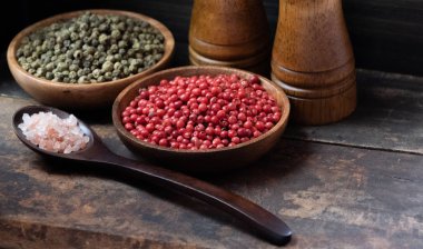 Kırmızı ve yeşil peppercorns ahşap kase