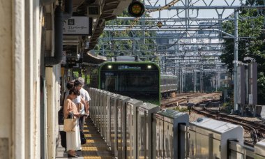 Tokyo, Japonya - 14 Temmuz 2018. Harajuku Japonya demiryolu Yamanote tren bekleyen yolcular Tren İstasyonu.