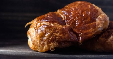 ahşap arka plan üzerinde taze puf hamur işleri