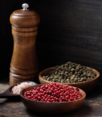 Kırmızı ve yeşil peppercorns ahşap kase