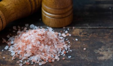 Himalaya tuz ahşap tahta üzerinde Kapat