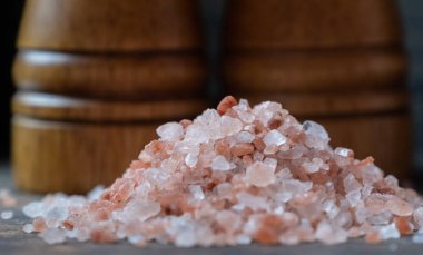 Himalaya tuz ahşap tahta üzerinde Kapat