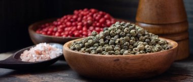 Ahşap kase yeşil biber