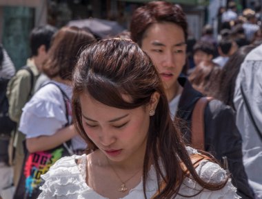 Tokyo, Japonya - 23 Haziran 2018. İnsanlar üzerinde sokak ofshibuya 