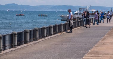 İnsanlar sahilde, Japonya 'da dinleniyor..