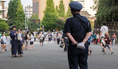 Tokyo, Japonya - 14 Temmuz 2018. Japon güvenlik görevlisi görev Yasukuni tapınak Mitama (veya ruh) sırasında Yaz Festivali.