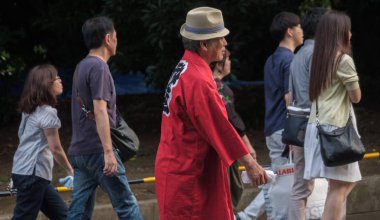 Tokyo, Japonya - 14 Temmuz 2018. Yasukuni tapınak Mitama (veya ruh) sırasında Yaz Festivali yukata elbiseli yaşlı Japon adam.