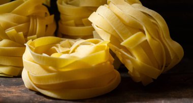 Ahşap tahta üzerinde kurutulmuş tagliatelle makarna