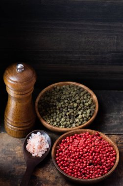 Kırmızı ve yeşil peppercorns ahşap kase