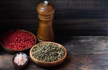 Kırmızı ve yeşil peppercorns ahşap kase
