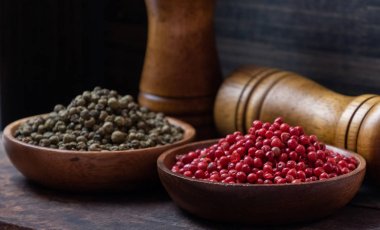 Kırmızı ve yeşil peppercorns ahşap kase