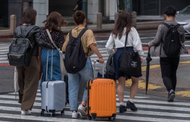 Tokyo, Japonya. Turistler ve yerliler için karşıdan karşıya geçerken