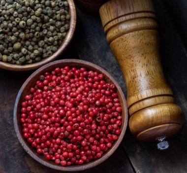 Kırmızı ve yeşil peppercorns ahşap kase