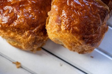 ahşap arka plan üzerinde taze puf hamur işleri