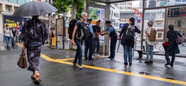 Tokyo, Japonya - 4 Temmuz 2018. Şemsiye ile sokak kaldırıma yağmurlu gün boyunca, Shibuya yürüyüş geleneksel yukata elbiseli Japon adam
