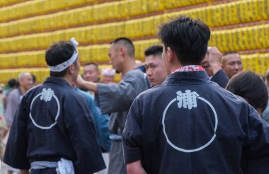 Tokyo, Japonya - 14 Temmuz 2018. Yasukuni tapınak Mitama (veya ruh) sırasında Yaz Festivali yukata elbiseli katılımcılar.