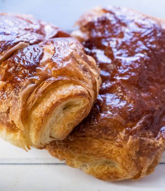 ahşap arka plan üzerinde taze puf hamur işleri