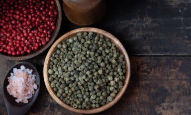 Kırmızı ve yeşil peppercorns ahşap kase