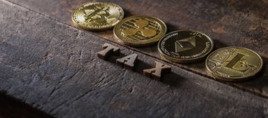 Popüler cryptocurrencies ahşap vergi kelime koyu ahşap arka plan üzerinde