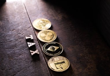 Popüler cryptocurrencies ahşap vergi kelime koyu ahşap arka plan üzerinde
