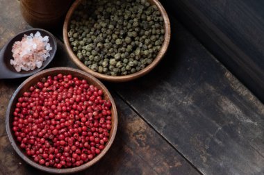 Kırmızı ve yeşil peppercorns ahşap kase